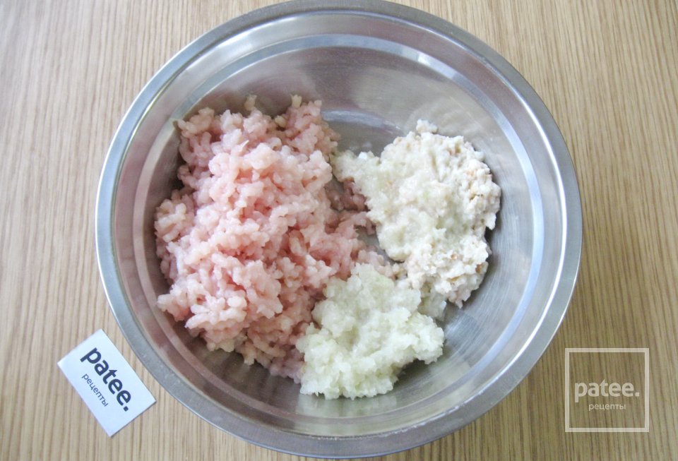 Куриные тефтели с грибами и картофелем в духовке - Шаг 4