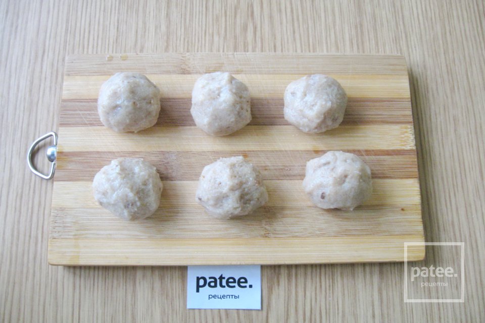 Куриные тефтели с грибами и картофелем в духовке - Шаг 7