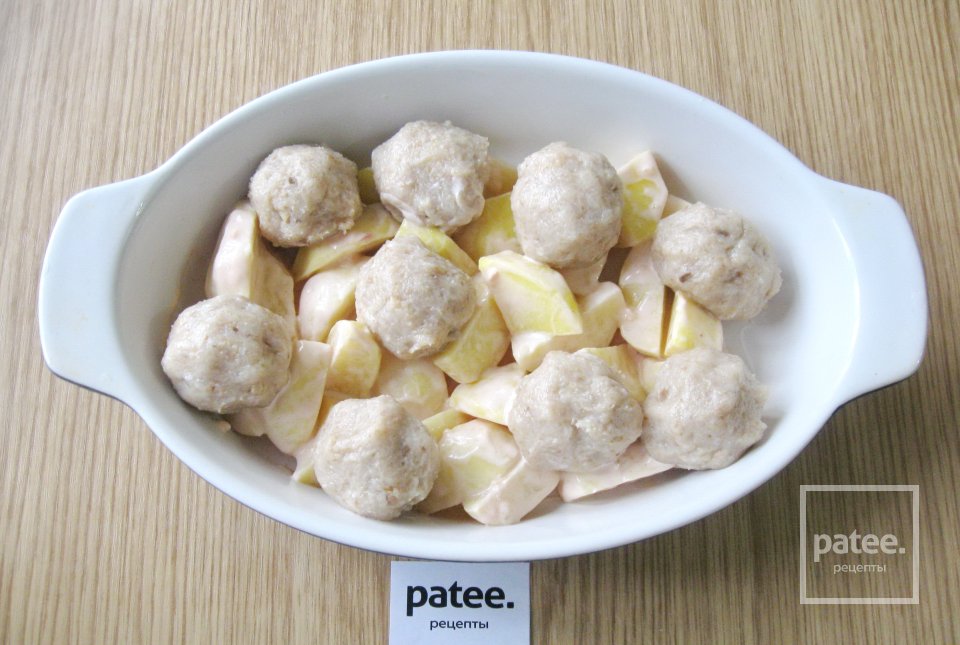 Куриные тефтели с грибами и картофелем в духовке - Шаг 16