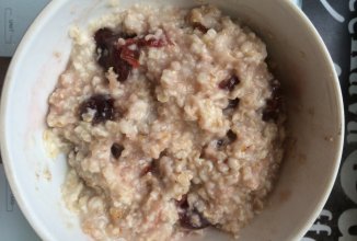 Овсяные хлопья с вишневым вареньем