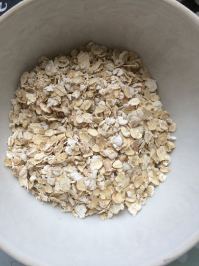 Овсяные хлопья с вишневым вареньем - Шаг 1