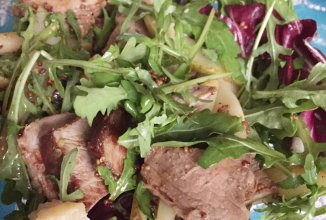 Тёплый салат с говядиной, грушей и пармезаном