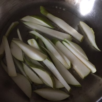 Тёплый салат с говядиной, грушей и пармезаном - Шаг 2