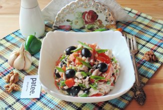 Салат с курицей, помидором и маслинами