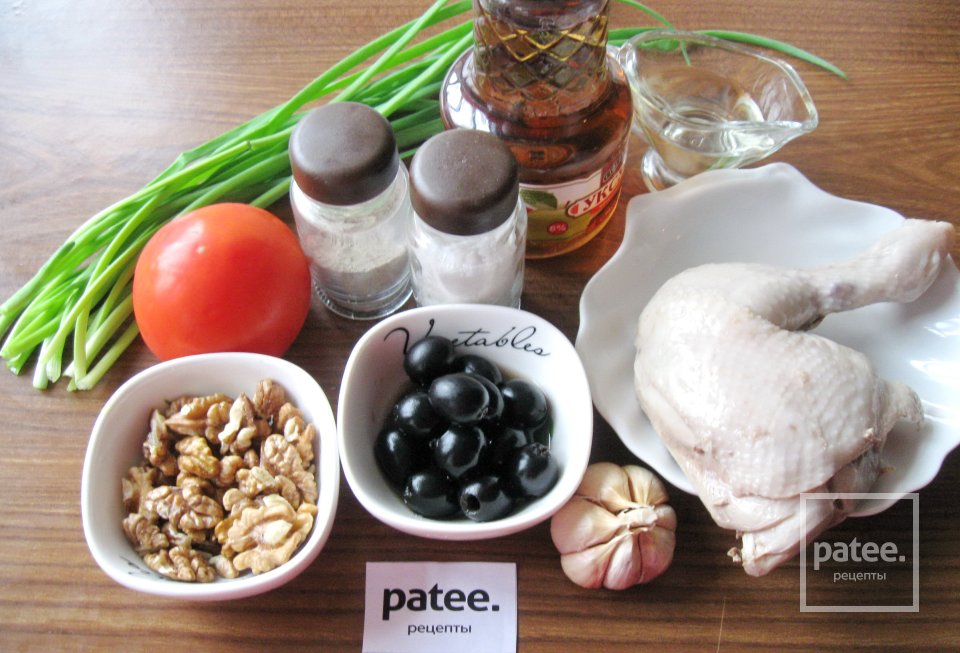 Салат с курицей, помидором и маслинами - Шаг 1
