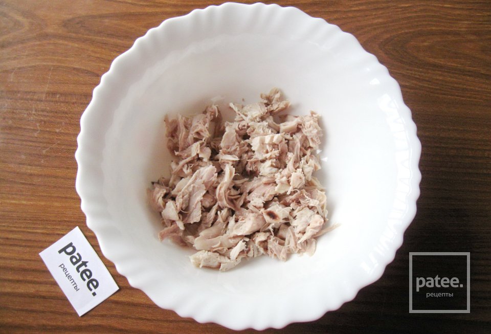 Салат с курицей, помидором и маслинами - Шаг 2