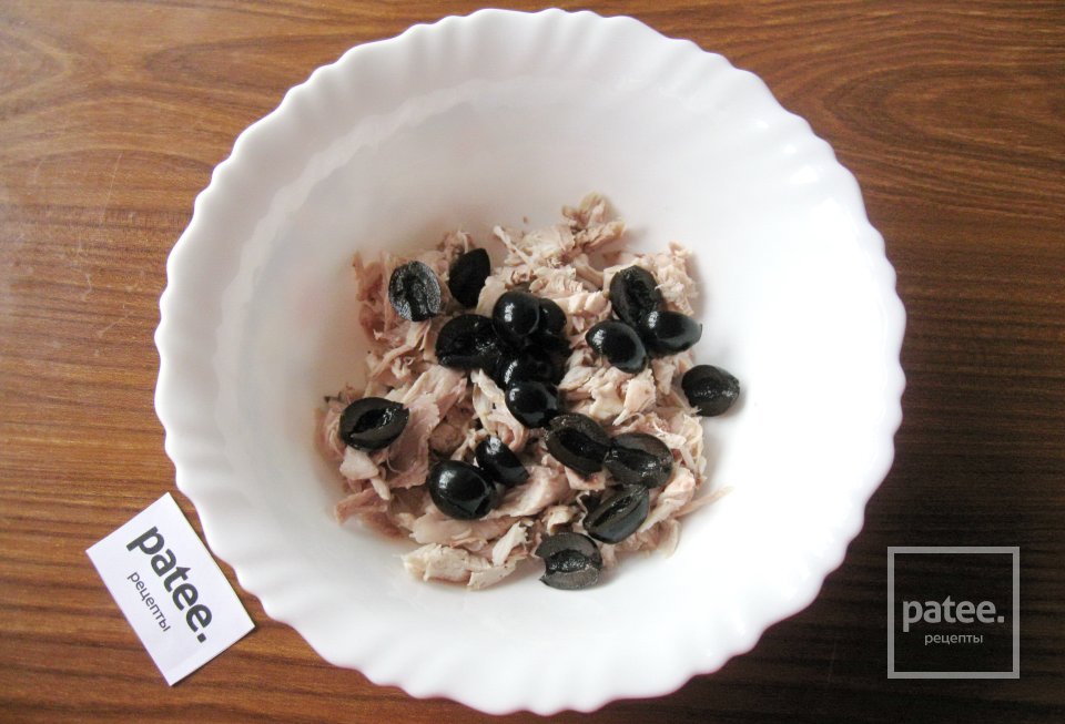 Салат с курицей, помидором и маслинами - Шаг 3