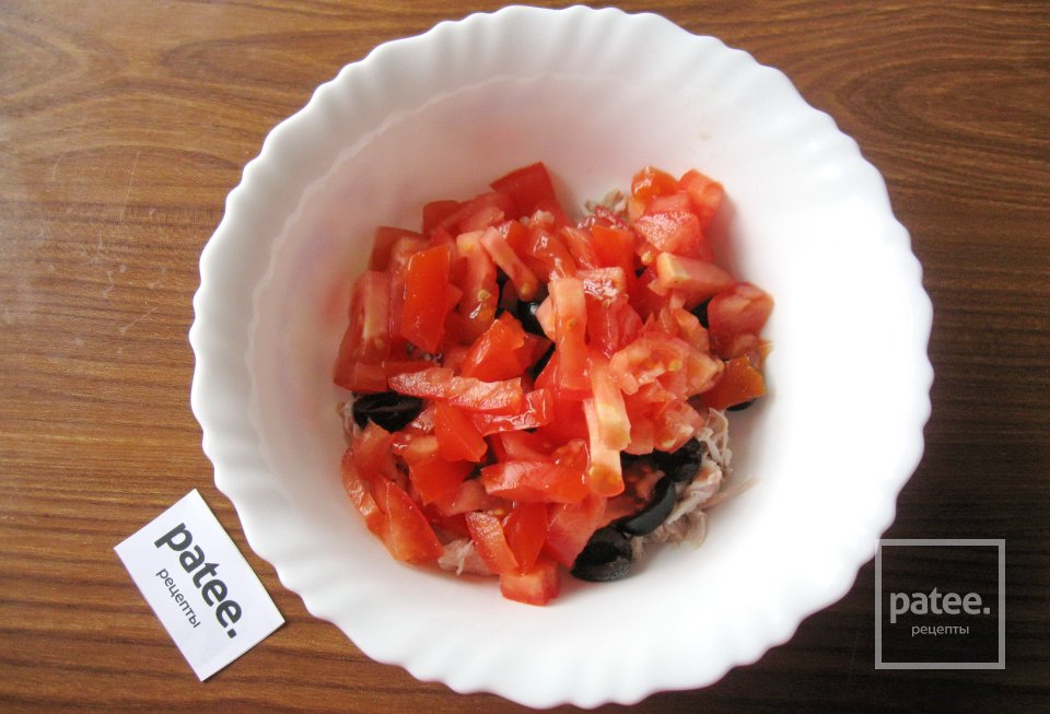 Салат с курицей, помидором и маслинами - Шаг 4