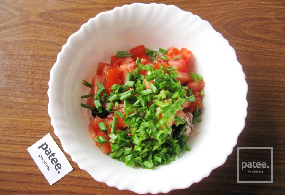 Салат с курицей, помидором и маслинами - Шаг 5