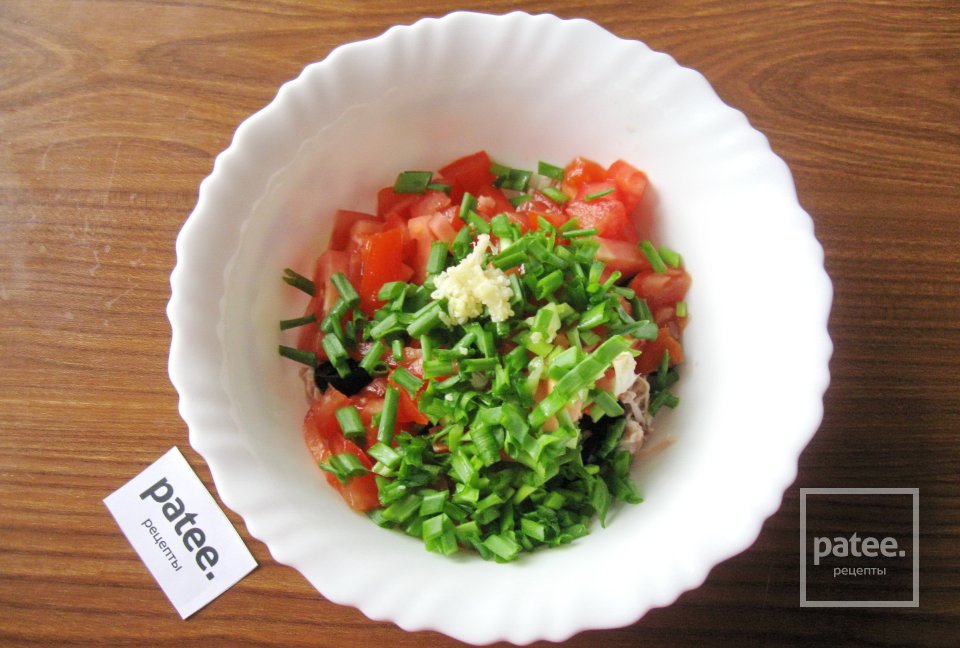 Салат с курицей, помидором и маслинами - Шаг 6