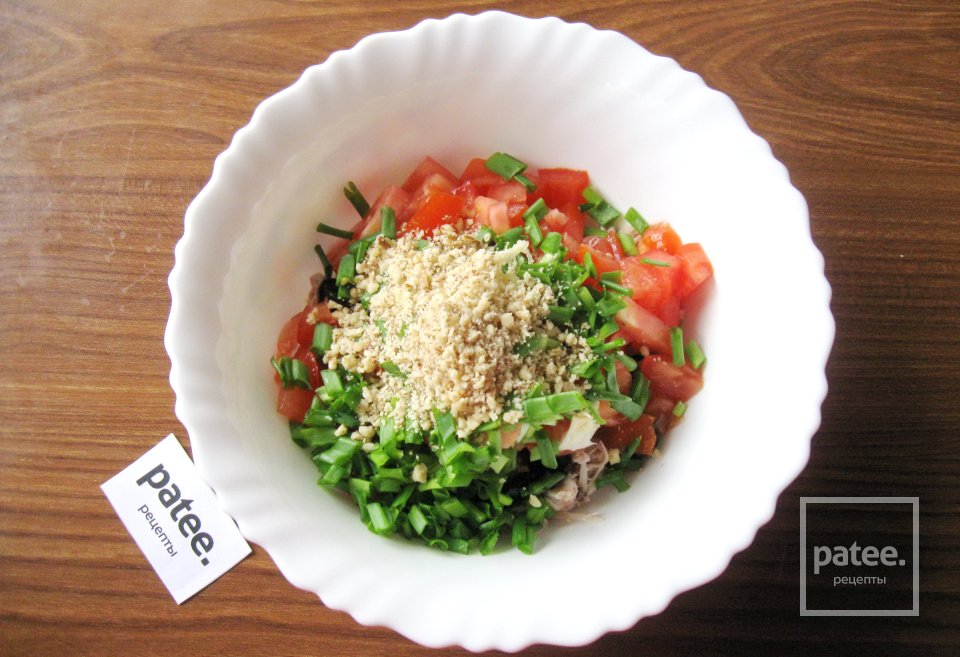 Салат с курицей, помидором и маслинами - Шаг 8