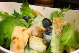 Салат из куриного филе с виноградом в мятном соусе.