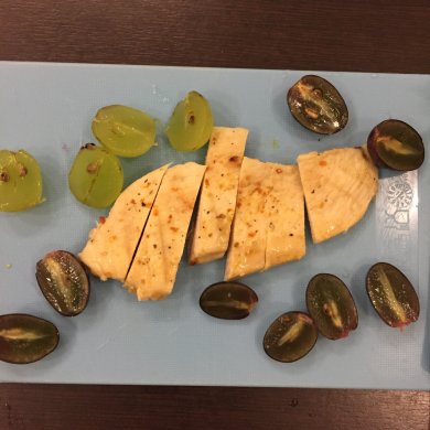 Салат из куриного филе с виноградом в мятном соусе. - Шаг 2