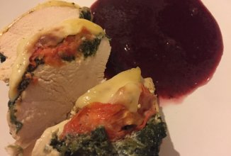 Курица запечённая со шпинатом и помидорами