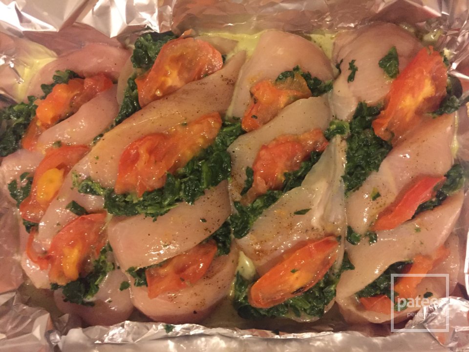 Курица запечённая со шпинатом и помидорами - Шаг 1