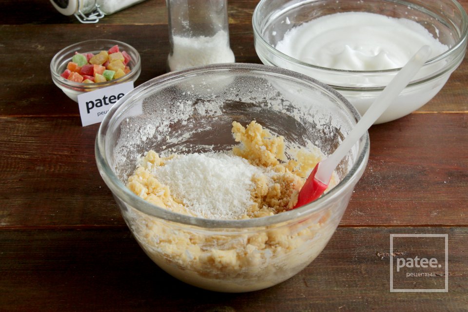 Кексы с цукатами и кокосовой стружкой - Шаг 7