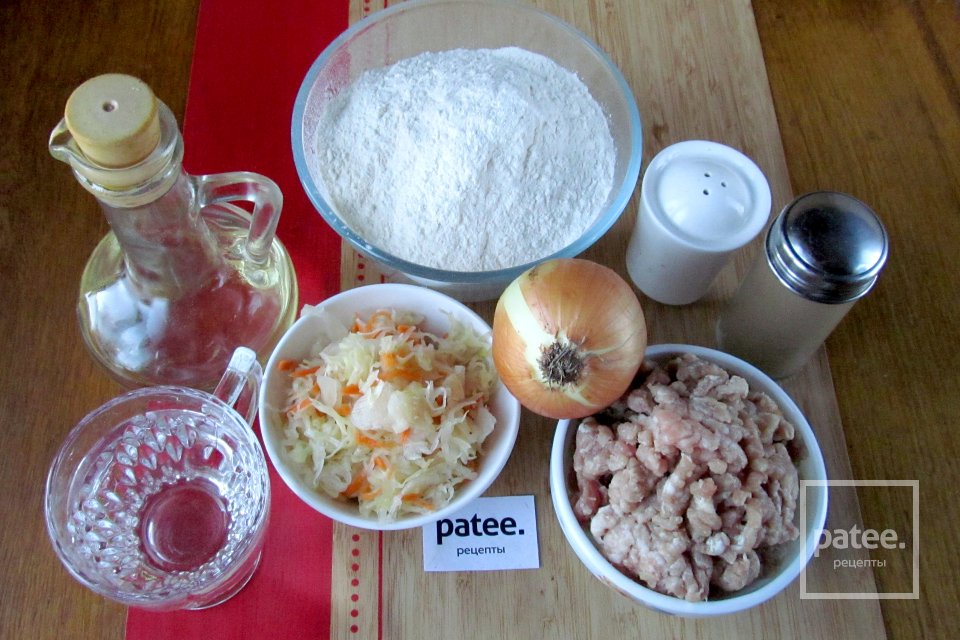 Пельмени с квашеной капустой и фаршем - Шаг 1