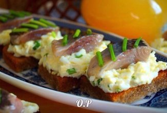 ГРЕНКИ С ЯЙЦОМ И СЕЛЁДОЧКОЙ