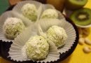 Сладкие шарики с киви и орехами.
