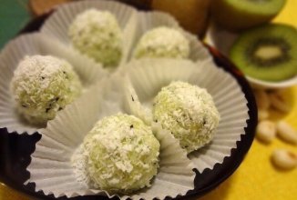 Сладкие шарики с киви и орехами.