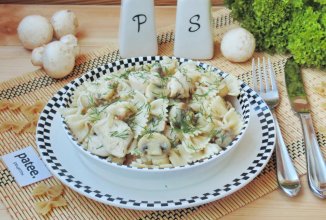 Куриная грудка с фарфалле и грибами