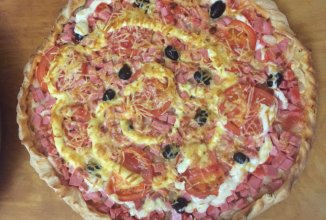 Пицца с колбасой