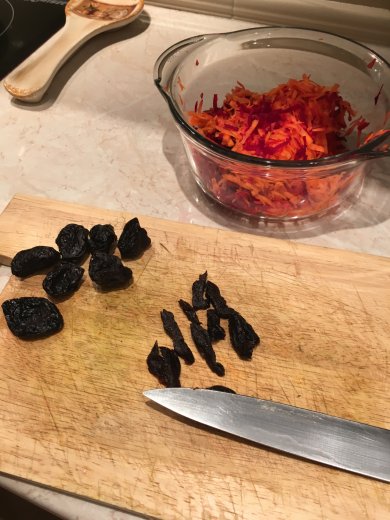 Салат из свежей свеклы и моркови - Шаг 2