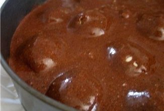 Шоколадный пирог с творожными шариками