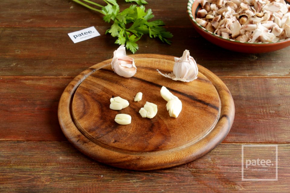 Курица, запеченная с шампиньонами в духовке - Шаг 3