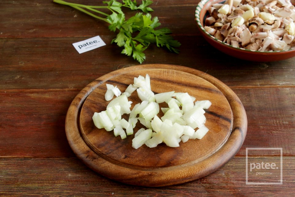 Курица, запеченная с шампиньонами в духовке - Шаг 4