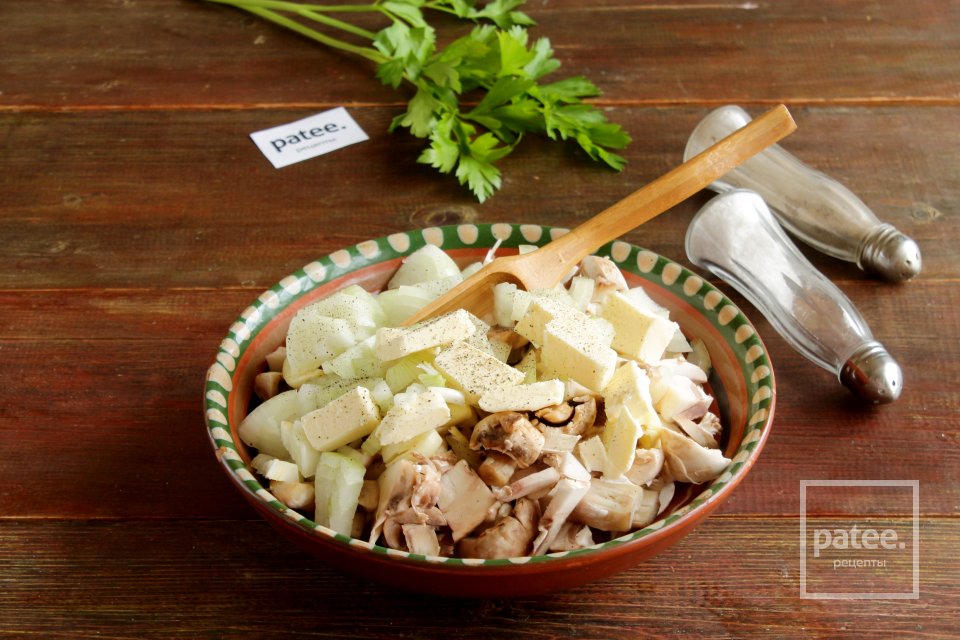 Курица, запеченная с шампиньонами в духовке - Шаг 6