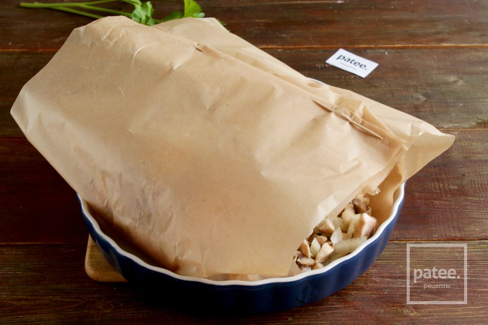 Курица, запеченная с шампиньонами в духовке - Шаг 10