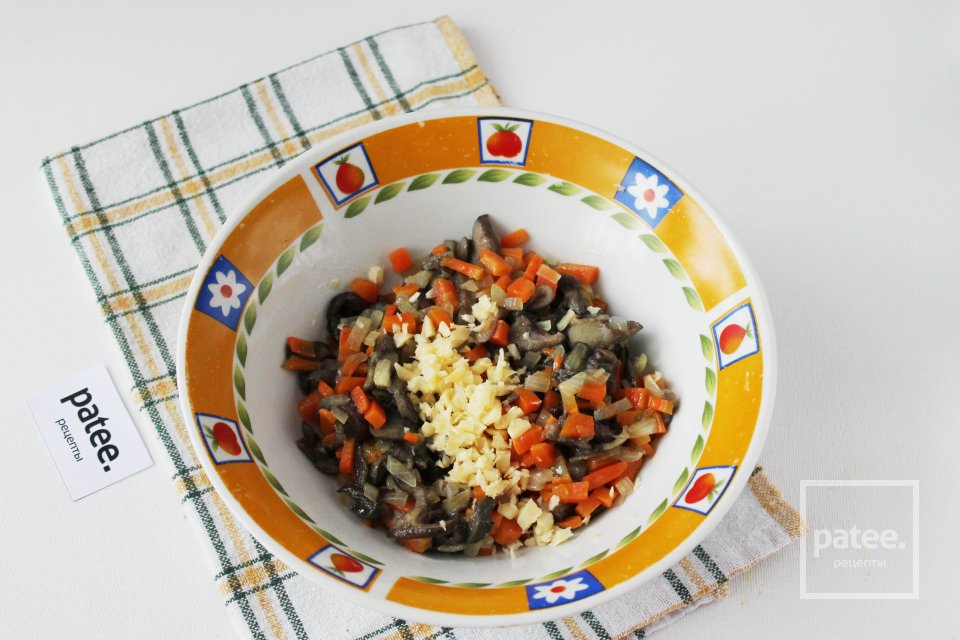 Пирожки дрожжевые с маслятами - Шаг 15