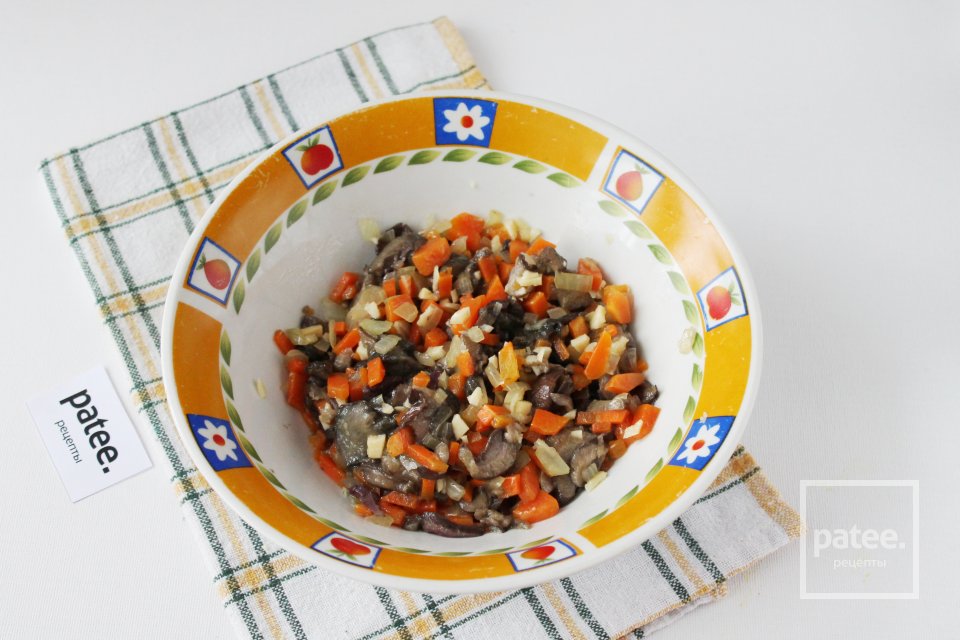 Пирожки дрожжевые с маслятами - Шаг 16