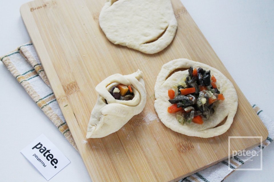 Пирожки дрожжевые с маслятами - Шаг 20