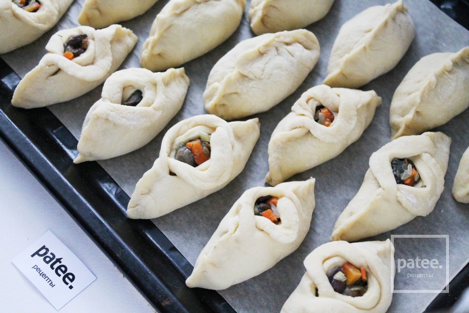 Пирожки дрожжевые с маслятами - Шаг 21