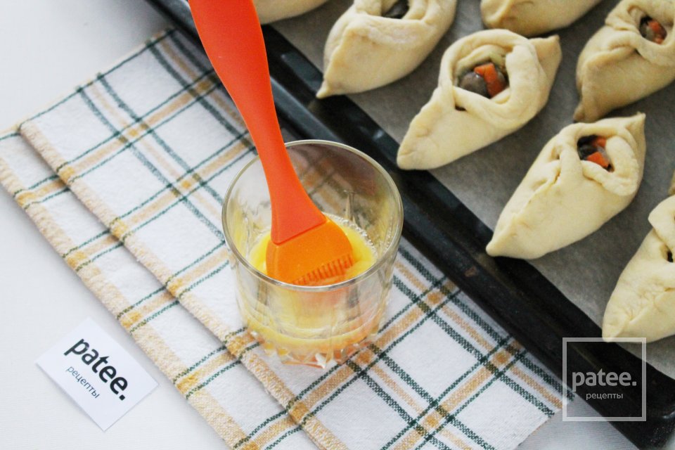 Пирожки дрожжевые с маслятами - Шаг 22