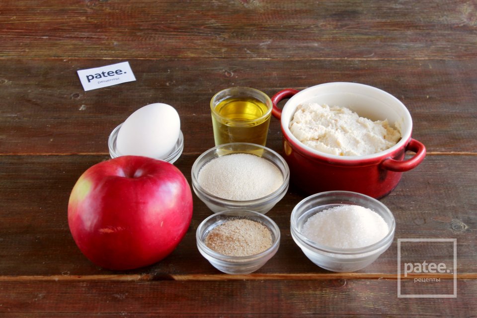 Сырники с манной крупой и яблоком - Шаг 1