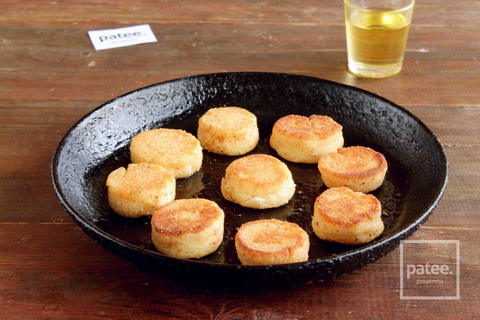 Сырники с манной крупой и яблоком - Шаг 9