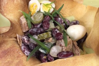 Салат из свиной вырезки и красной фасоли в хрустящей корзинке