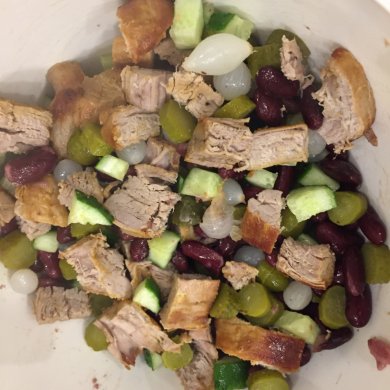 Салат из свиной вырезки и красной фасоли в хрустящей корзинке - Шаг 3