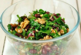 Салат с фасолью, маринованными огурцами и грецкими орехами