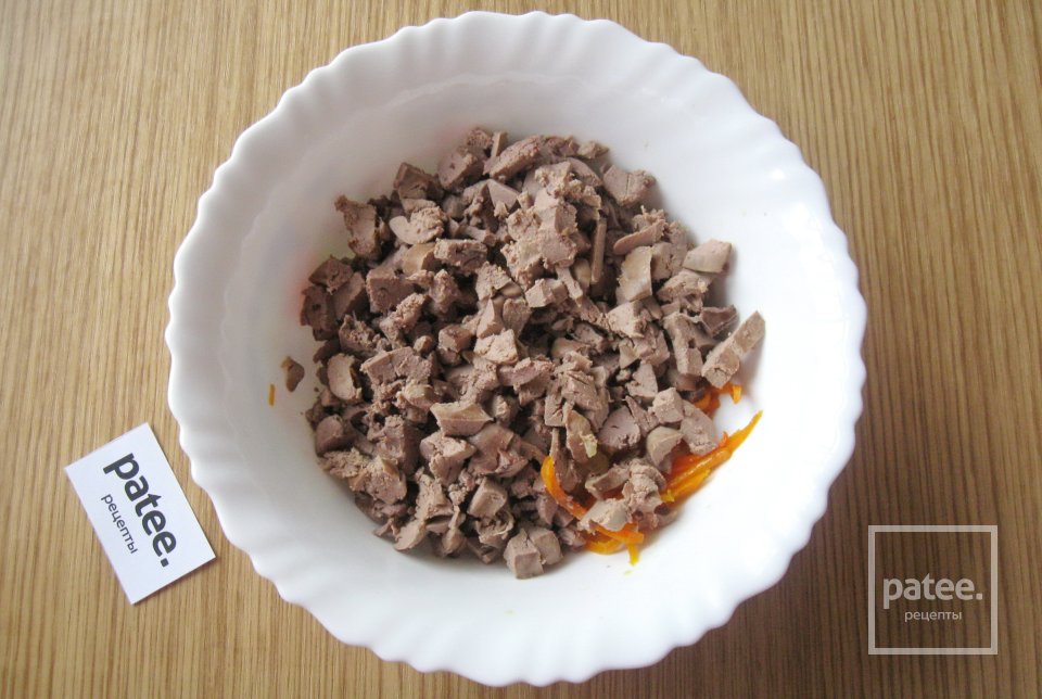 Новогодний салат с куриной печенью "Шарик на елку" - Шаг 9