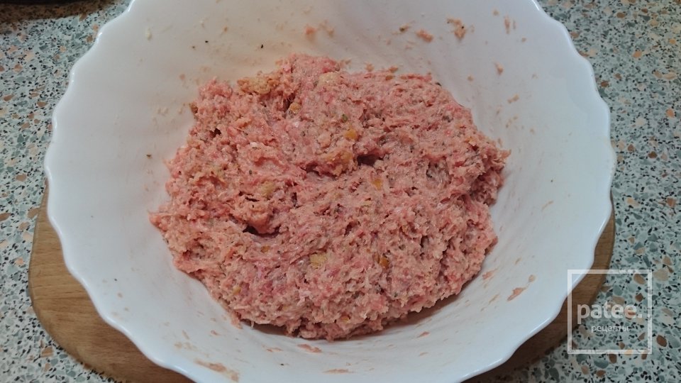 Мясные зразы с творожной начинкой запеченные в духовке - Шаг 3