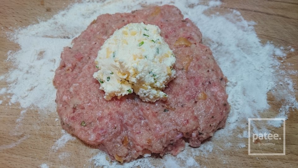 Мясные зразы с творожной начинкой запеченные в духовке - Шаг 6