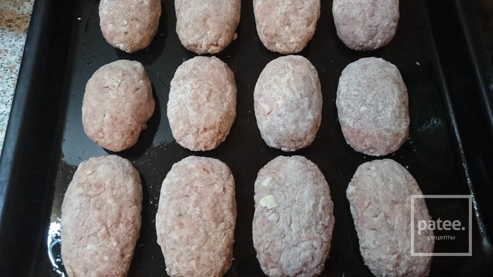 Мясные зразы с творожной начинкой запеченные в духовке - Шаг 7