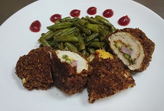 Куриные рулетики со стручковой фасолью и ветчиной