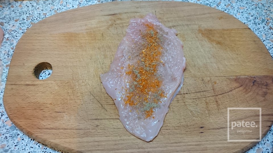 Куриные рулетики со стручковой фасолью и ветчиной - Шаг 1