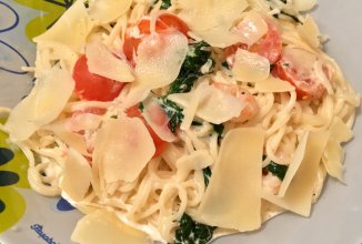 Паста с креветками, беконом, шпинатом и томатами черри