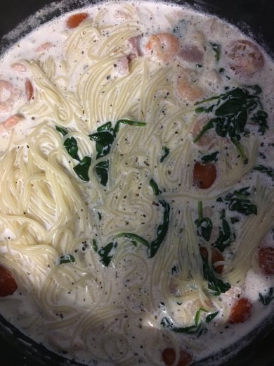 Паста с креветками, беконом, шпинатом и томатами черри - Шаг 7